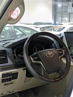 تۆیۆتا لاند کروزەر